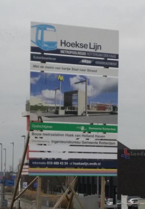 Bij het bord bij station Hoek van Holland Haven is de informatie wanneer het project gereed is verwijderd