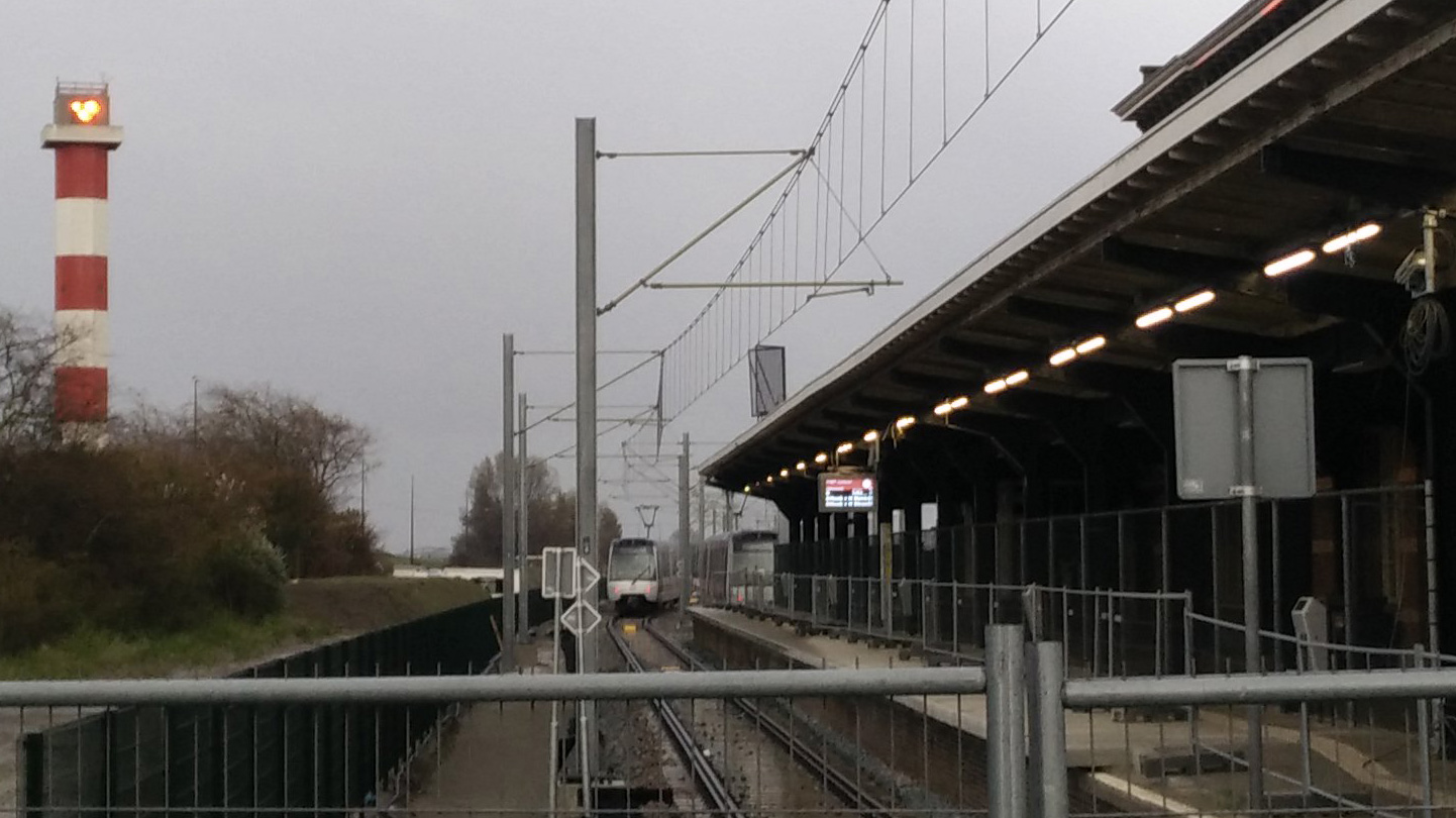 Metro's bij station Hoek van Holland Haven